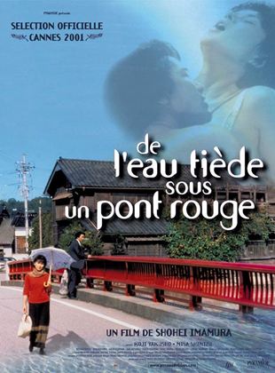 De l’eau tiède sous un pont rouge